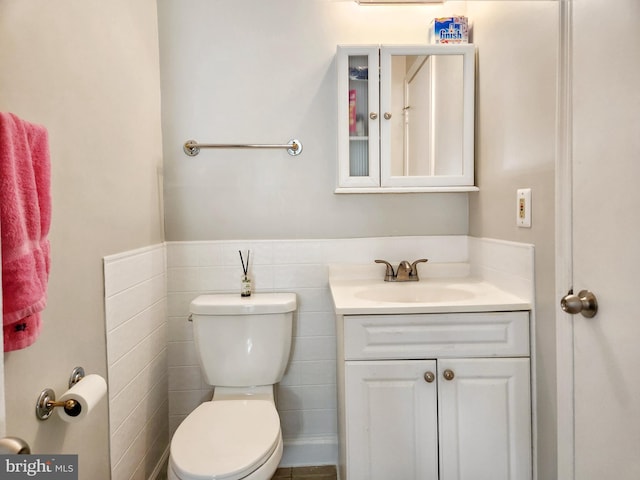 5900 Queenston St Unit 498, Springfield, VA 22152 - bathroom with toilet, vanity, wainscoting, and tile walls