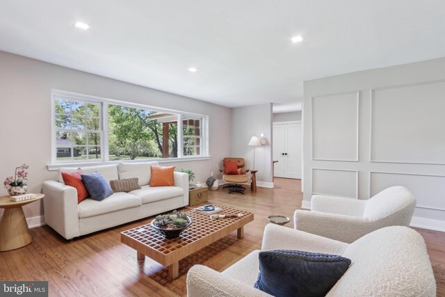 living room featuring recessed lighting, baseboards, and wood finished floors