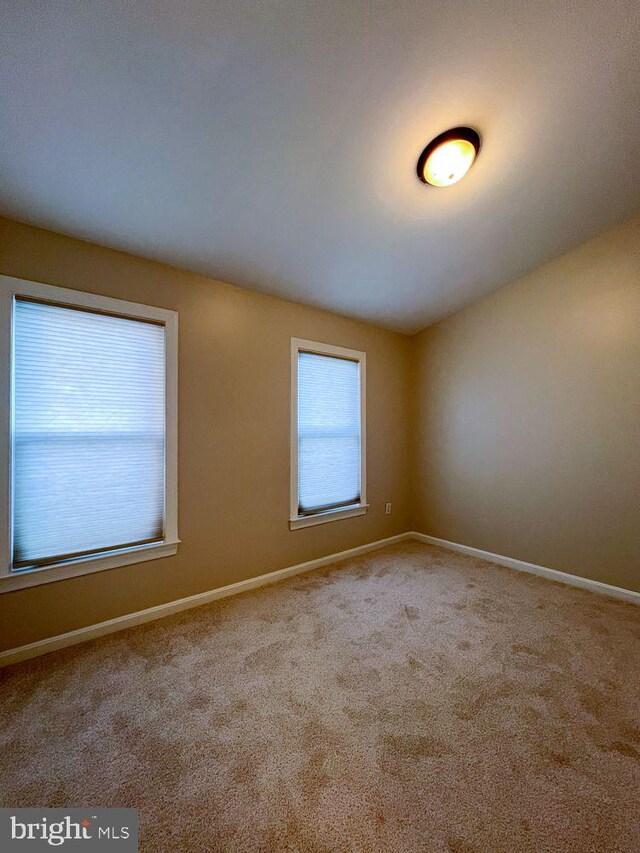 820 S Paca St, Baltimore, MD 21230 - carpeted empty room with baseboards