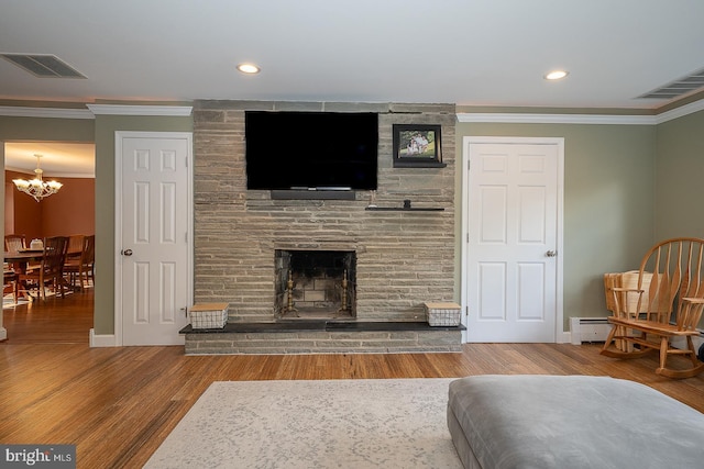 living room featuring visible vents, wood finished floors, and ornamental molding
