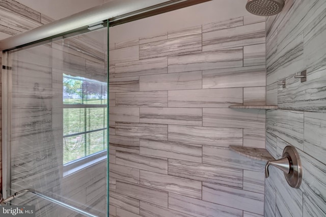 bathroom featuring a tile shower