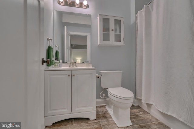 bathroom featuring a shower with shower curtain, wood tiled floor, toilet, and vanity