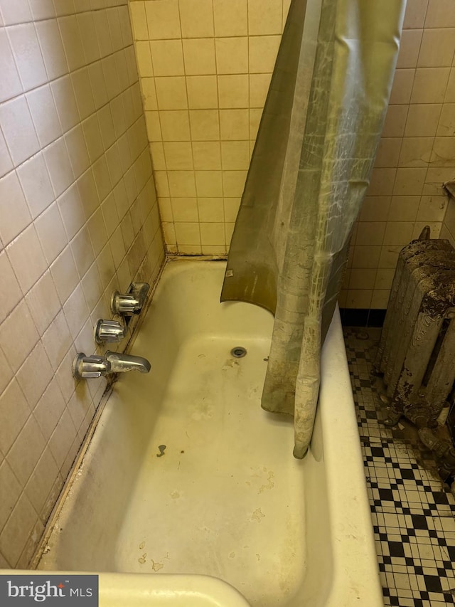 1725 N Creighton St, Philadelphia, PA 19131 - bathroom with tile walls