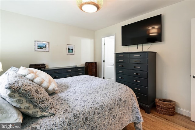 993 Hillendale Dr, Annapolis, MD 21409 - bedroom featuring light wood-style flooring and baseboards