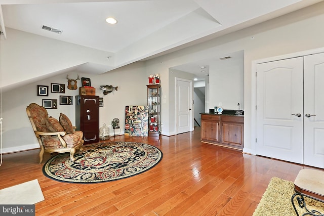 living area featuring visible vents, baseboards, recessed lighting, and wood finished floors
