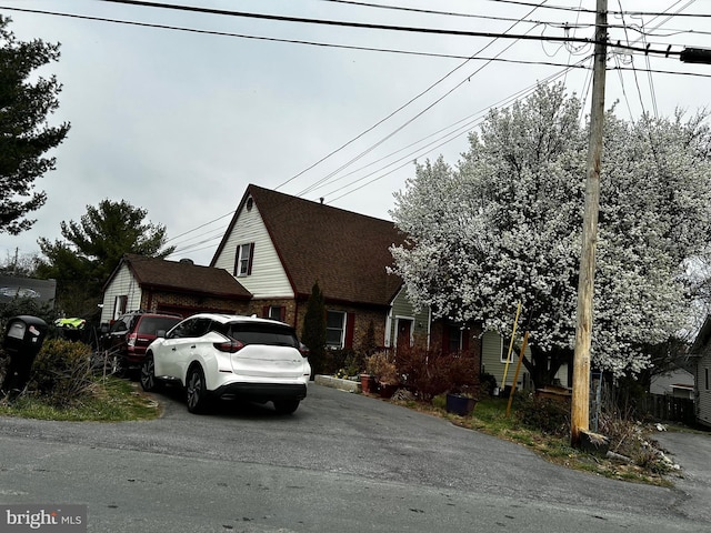 view of front of property featuring aphalt driveway