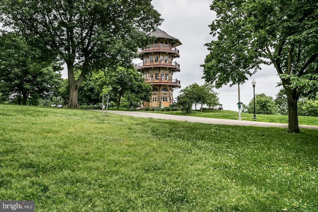 view of home's community featuring a lawn