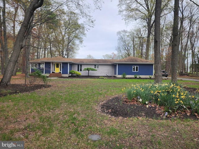 single story home featuring a front yard