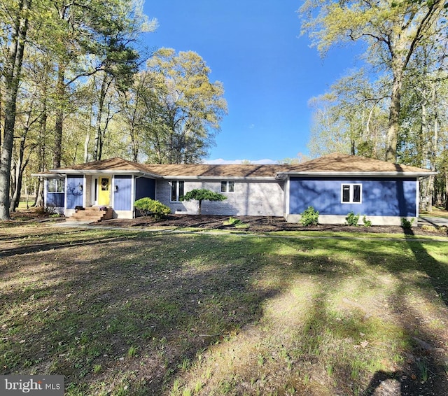 ranch-style house featuring a front yard