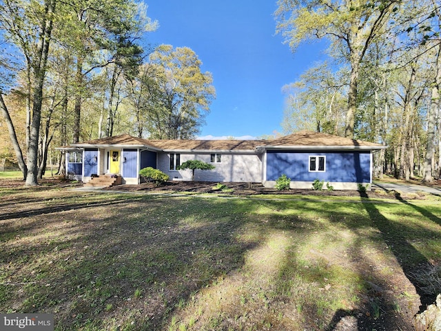 ranch-style home featuring a front lawn