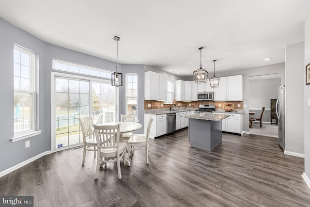 kitchen featuring appliances with stainless steel finishes, plenty of natural light, a sink, and recessed lighting