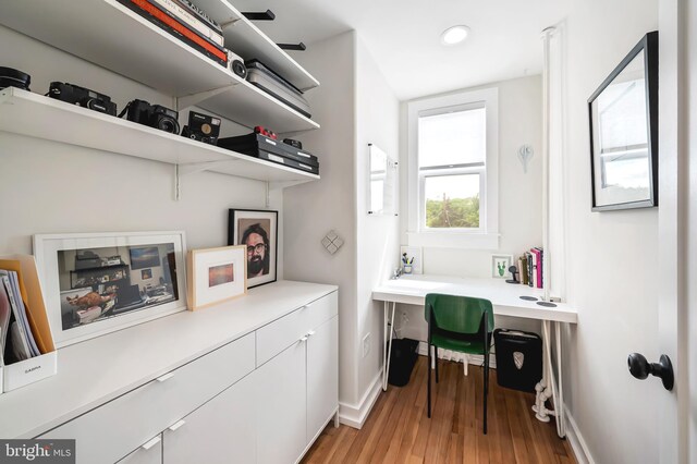 office space featuring light wood-style flooring, baseboards, built in study area, and recessed lighting