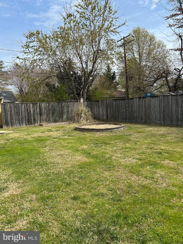 view of yard featuring fence