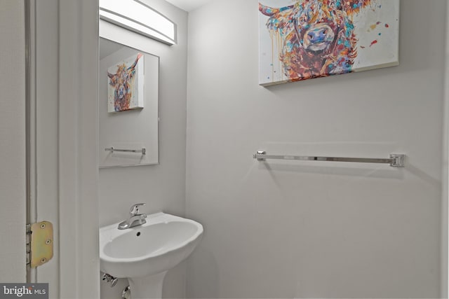 bathroom featuring a sink