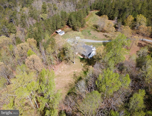 birds eye view of property featuring a forest view