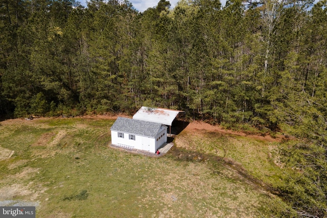 birds eye view of property featuring a forest view
