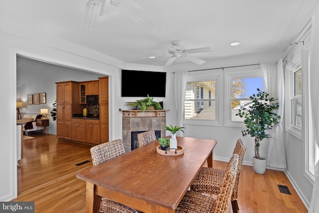 dining space featuring recessed lighting, visible vents, a healthy amount of sunlight, light wood-type flooring, and ceiling fan