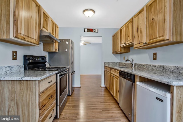 kitchen featuring refrigerator, under cabinet range hood, electric stove, a sink, and stainless steel dishwasher