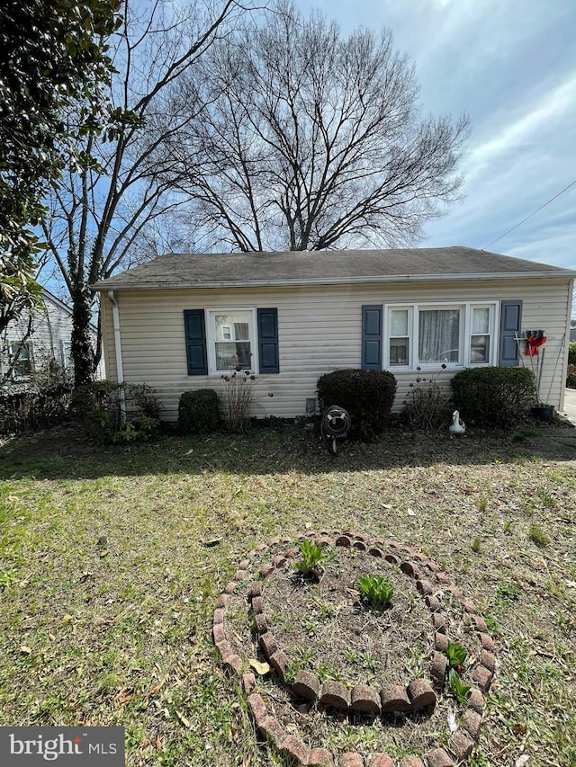 view of front facade featuring a front yard