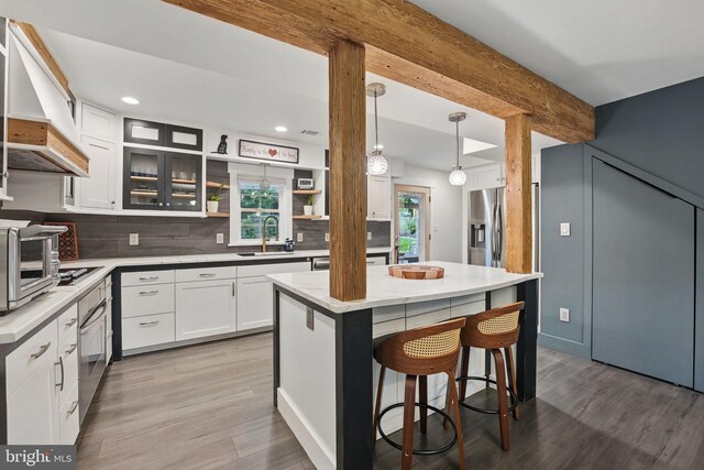 6750 Stonehurst Ct, Warrenton, VA 20187 - kitchen featuring a sink, premium range hood, tasteful backsplash, beam ceiling, and a kitchen island