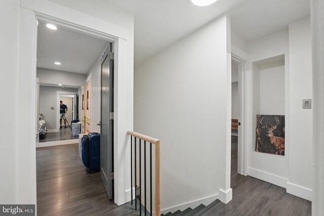 6750 Stonehurst Ct, Warrenton, VA 20187 - hallway featuring dark wood finished floors, baseboards, recessed lighting, and an upstairs landing