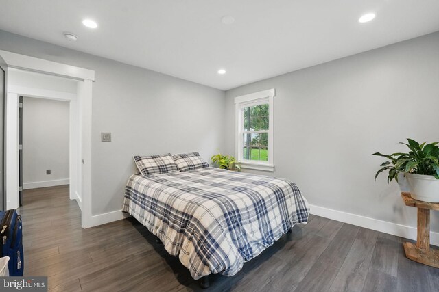 6750 Stonehurst Ct, Warrenton, VA 20187 - bedroom with baseboards, dark wood-style floors, and recessed lighting