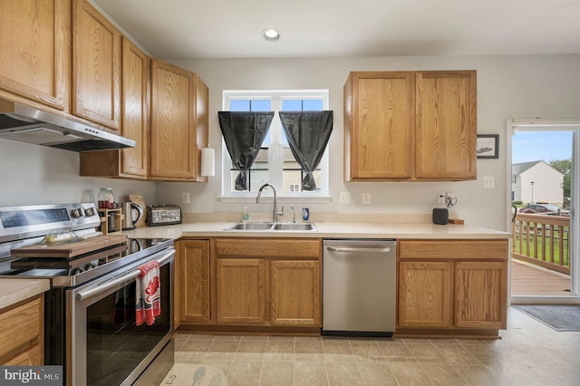 720 Birch Tree Ln, Smyrna, DE 19977 - kitchen with stainless steel appliances, a sink, under cabinet range hood, light countertops, and recessed lighting