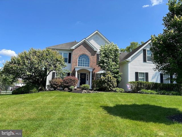 view of front of house featuring a front lawn