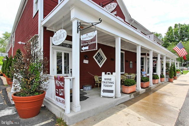 6156 Pohick Station Dr, Fairfax Station, VA 22039 - entrance to property featuring covered porch
