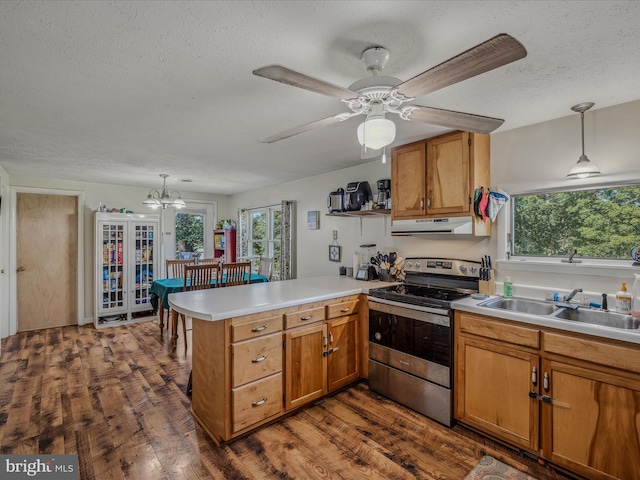 kitchen featuring a peninsula, stainless steel electric range oven, dark wood-type flooring, under cabinet range hood, and a sink