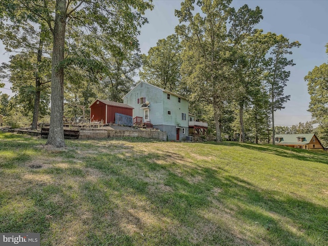 view of yard with a storage unit and an outdoor structure