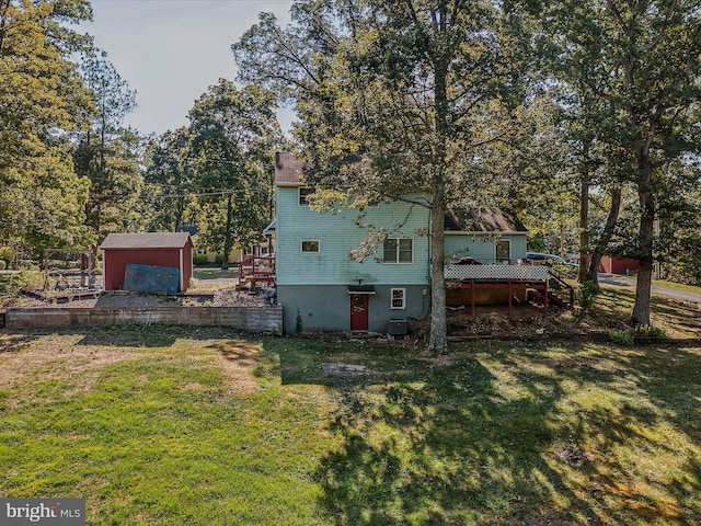 view of front of house with an outdoor structure, a front lawn, and a storage shed