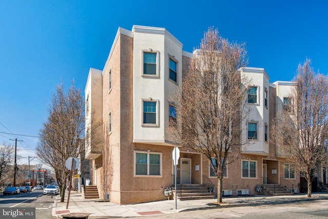 view of front facade with stucco siding