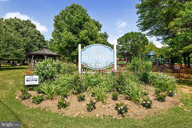 community sign with a yard