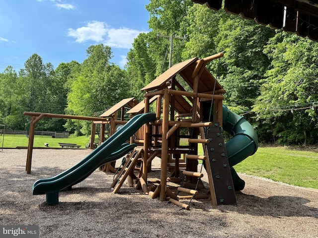 6266 Occoquan Forest Dr, Manassas, VA 20112 - community play area featuring fence