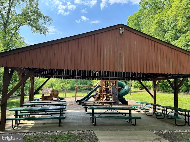 6266 Occoquan Forest Dr, Manassas, VA 20112 - surrounding community with a gazebo and a lawn