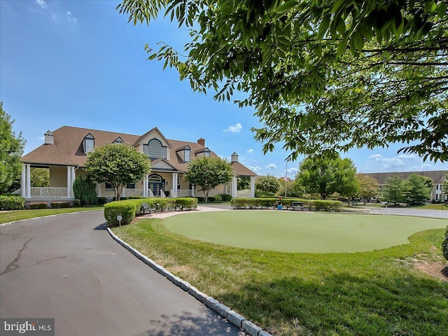view of front of home featuring a front yard