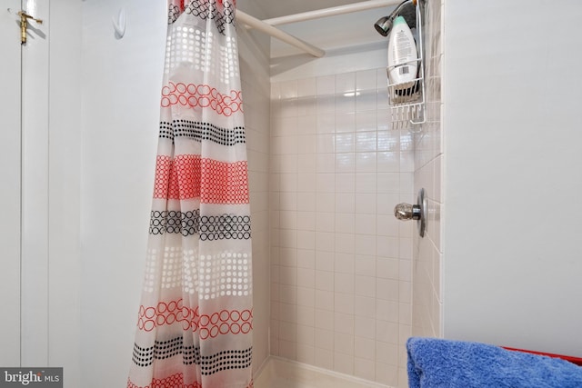 full bathroom featuring a tile shower