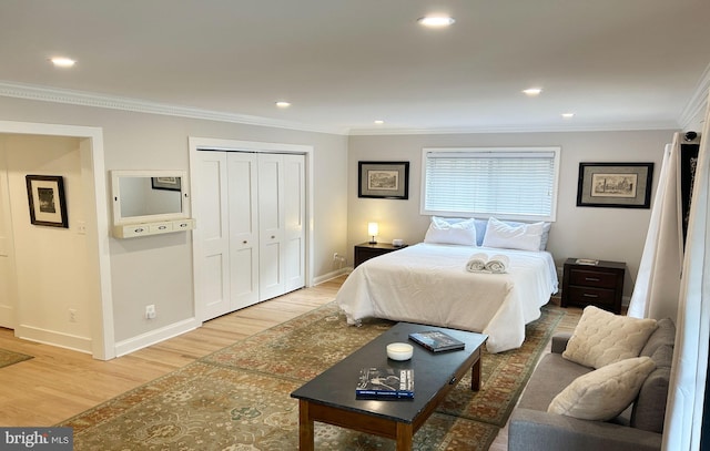 bedroom with light wood-style flooring, ornamental molding, a closet, baseboards, and recessed lighting