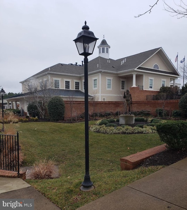 view of front facade with a front yard