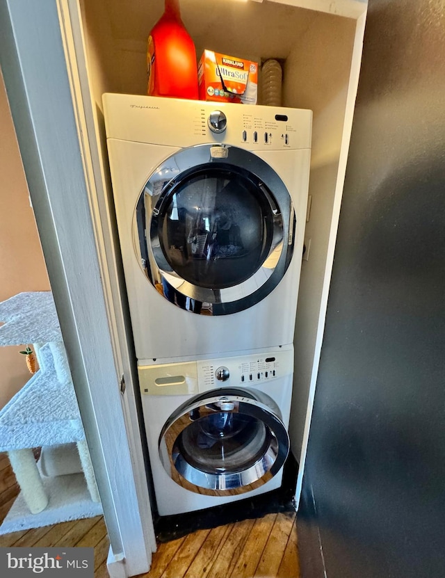 428 N 13th St Unit 5C, Philadelphia, PA 19123 - laundry room featuring estacked washer and dryer and wood-type flooring