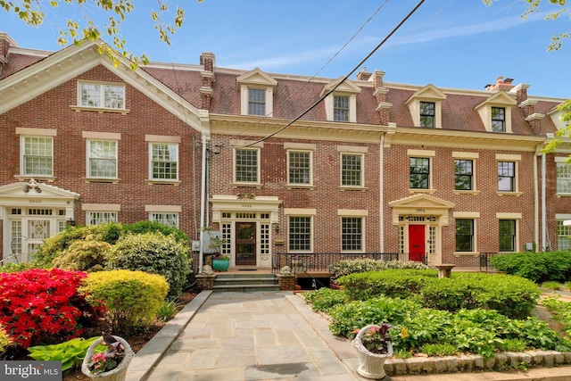 view of front facade featuring brick siding