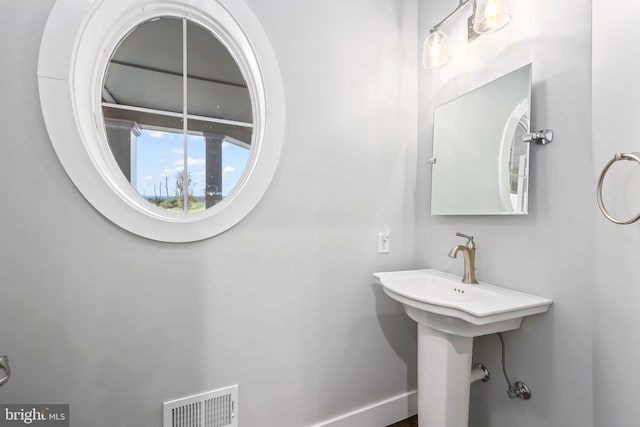 59 N Ridgemont Way, Shepherdstown, WV 25443 - bathroom featuring baseboards