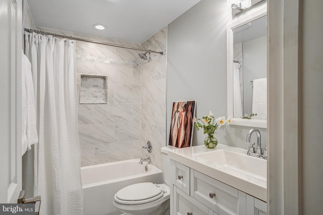 full bath with shower / tub combo, toilet, vanity, and recessed lighting
