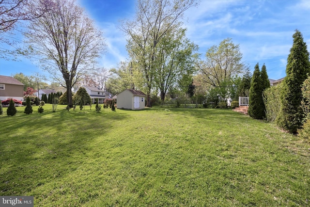 view of yard featuring an outdoor structure and a shed
