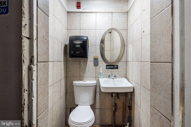 2124-2126 E Lehigh Ave, Philadelphia, PA 19125 - half bath featuring a sink and toilet