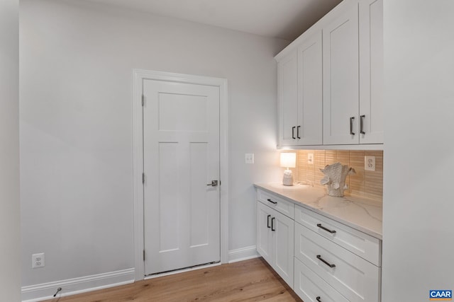 13A Sablewood Dr, Charlottesville, VA 22911 - bar featuring decorative backsplash, baseboards, and light wood-style floors
