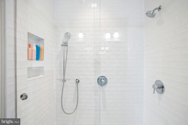 full bathroom featuring a tile shower
