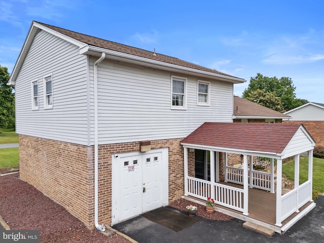 30 Stardust Dr, Newark, DE 19702 - back of property featuring covered porch, brick siding, and a shingled roof