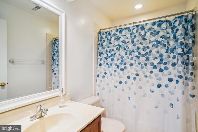 full bathroom featuring vanity, visible vents, curtained shower, toilet, and recessed lighting